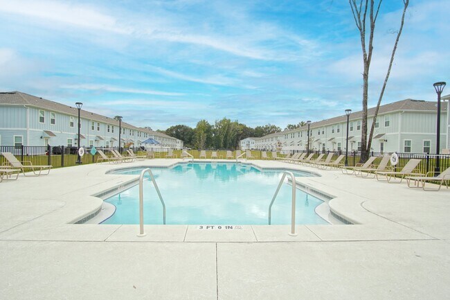 Foto del edificio - Spacious 3BR/2.5BA Townhome with 1-Car Garage in Admiral’s Quarters—Pool, Dog Park, Near 9 Mile R...