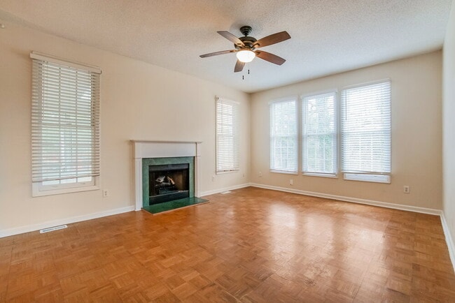 Building Photo - 813 Hanska Way