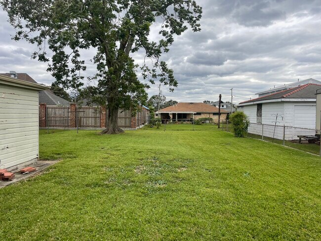 Building Photo - 1129 Aurora Ave