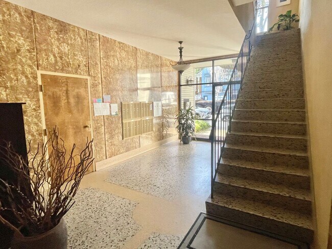 Foto del edificio - Light Filled, Pristine 1br/1Ba Condo w/Par...