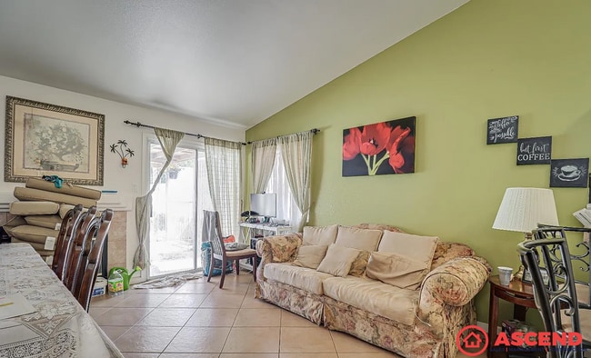 Building Photo - Spacious 5BD/2BA Home in Bakersfield's 93312 — Pool, Solar & Small Pets Welcome!