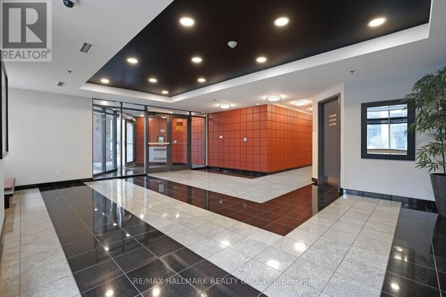 Building Photo - 445 Laurier Ave W