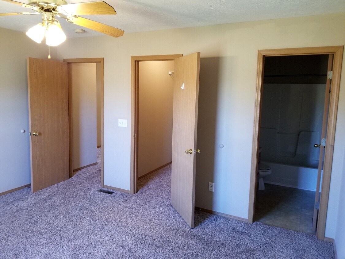 Foto principal - 813 N Pinewood Ave