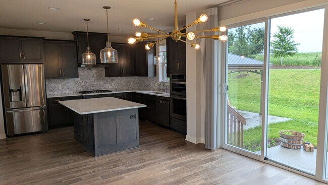 Foto del edificio - Amazing updated Chaska 4 bedroom home!