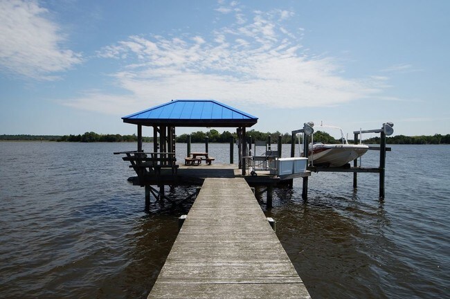 Foto del edificio - 949 River Rd Main