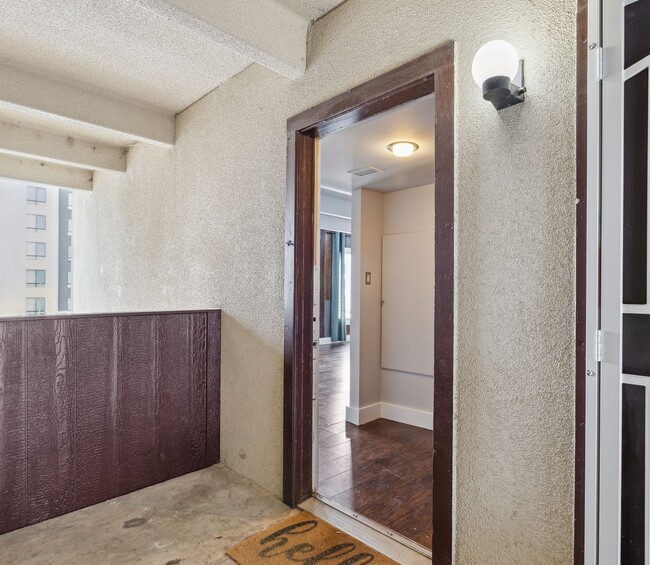 Foto del edificio - Stunningly Updated 1bed 1bath Townhome wit...