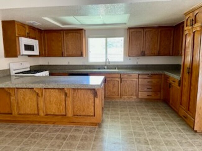 Building Photo - 3 Bedroom, 2 Bath Remodeled House in Hemet...