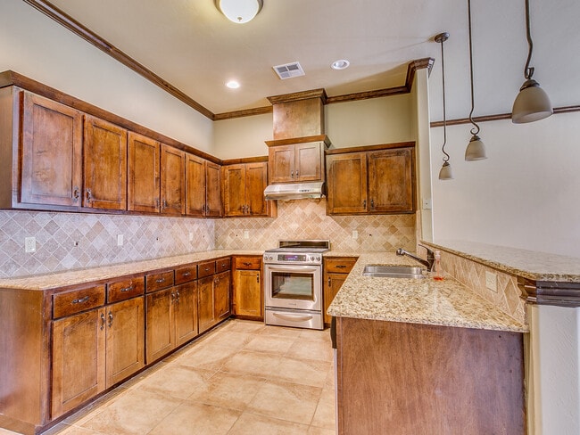 Building Photo - Highly Sought After Stonebridge Addition + Home with In-ground Pool & Shelter + Great Location!!