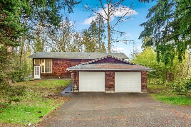 Building Photo - Eastmont Duplex with large fenced yard and...
