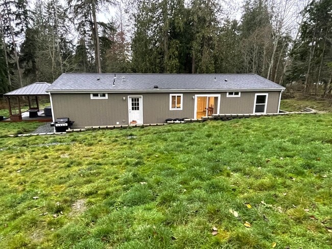 Building Photo - Beautiful Home with Plenty of Land!