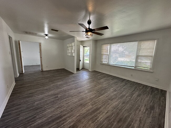 Building Photo - Newly remodeled property!