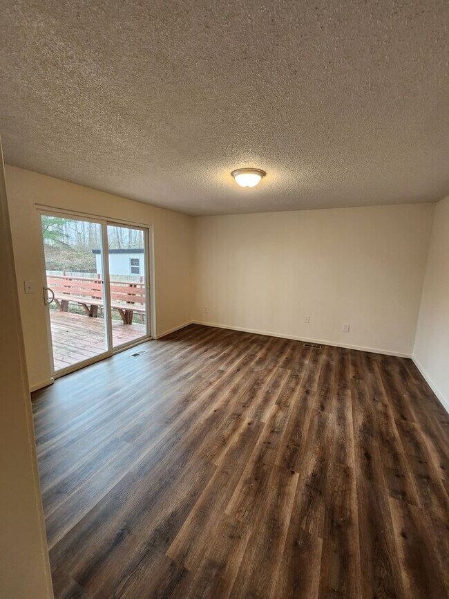 Foto del edificio - Nice 3 Bedroom Rambler In the Parkland/Spanaway Area!