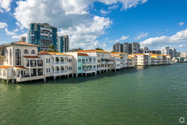 Parte posterior del edificio - Venetian Villas at Park Shore