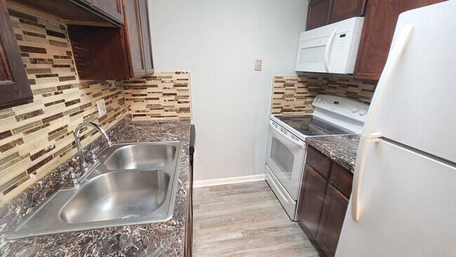 Foto del edificio - Spacious 2 Bedroom Condo for Rent in Urbandale - Rent Special & Deposit Special