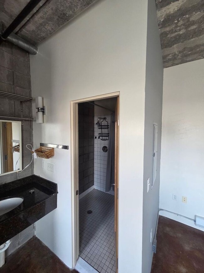 Building Photo - Modern Pet-Friendly 1-Bedroom Condo in Prime Salt Lake City Location with In-Unit Washer/Dryer & ...