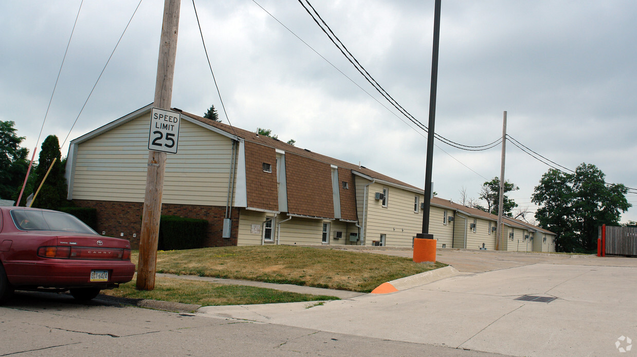 Building Photo - Averlon Apartments