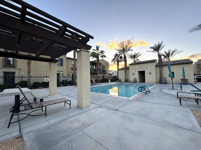 Building Photo - AVAILABLE NOW!!! 2 Bedroom / 2 Bath FURNIS...