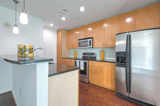 Building Photo - 5925 Almeda Rd