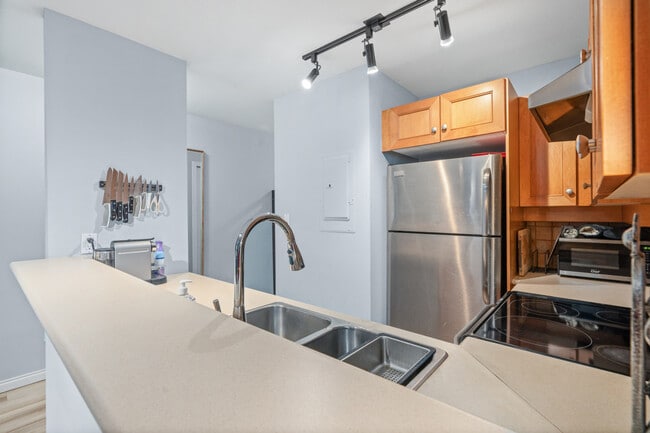 Building Photo - 3335 W 4th Ave