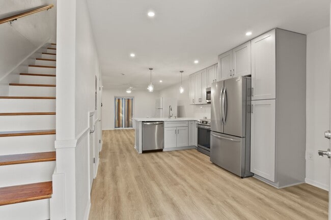 Brand New 2BD/1.5BA Only 1/2 Block Off St Charles Ave - Brand New 2BD/1.5BA Only 1/2 Block Off St Charles Ave Apartment