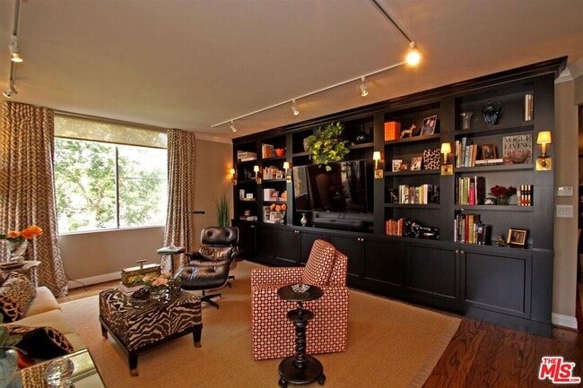 Building Photo - 412 N Palm Dr