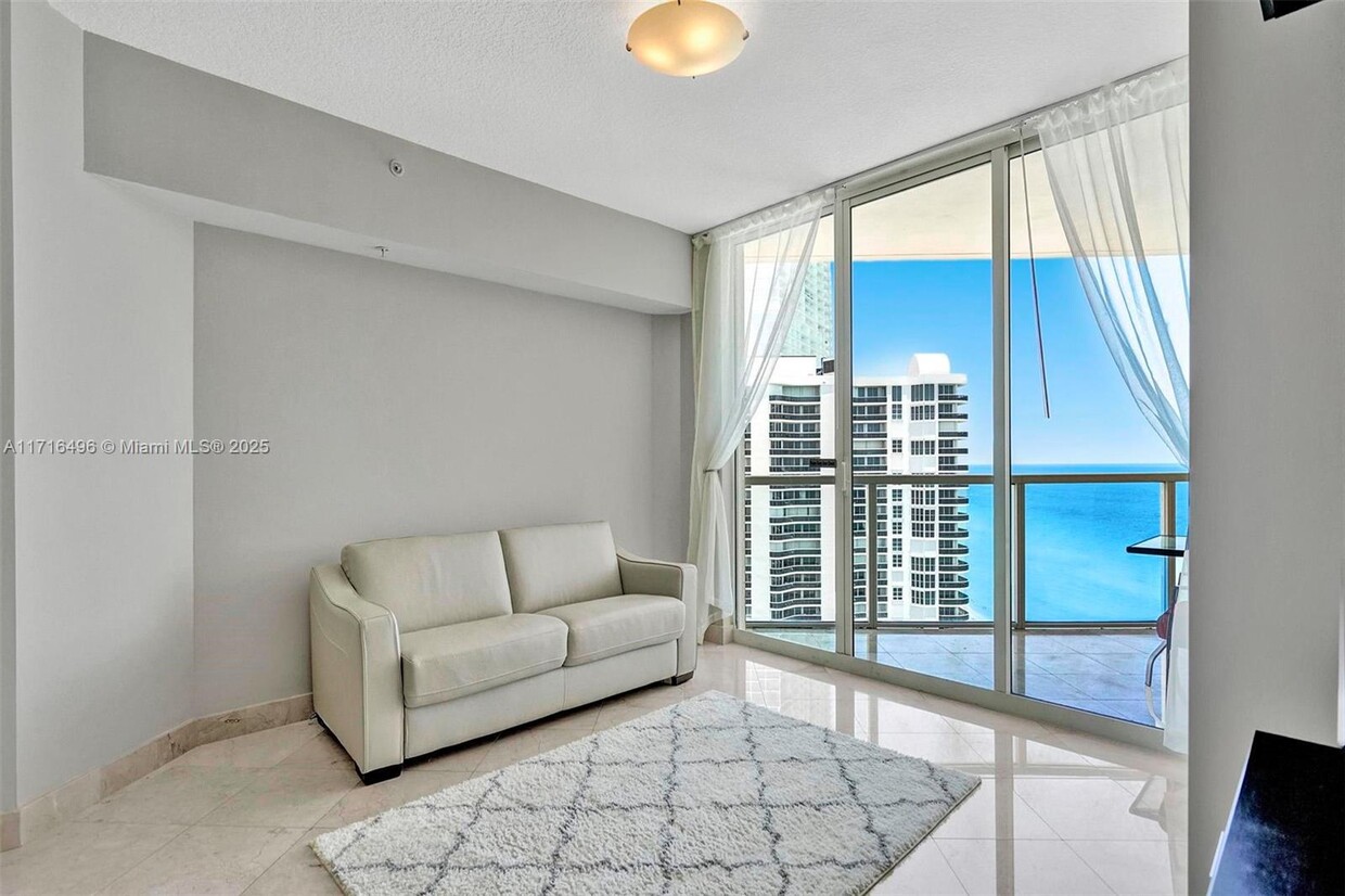 Foto principal - 16699 Collins Ave