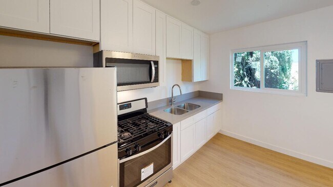 Building Photo - 2414 Clyde Ave