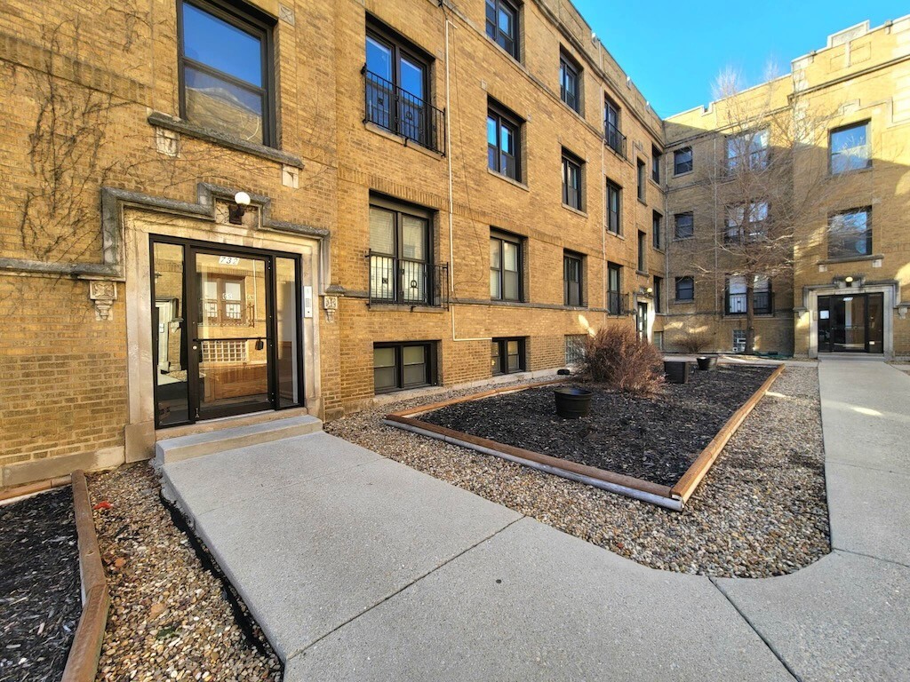 Primary Photo - 732 W Roscoe St