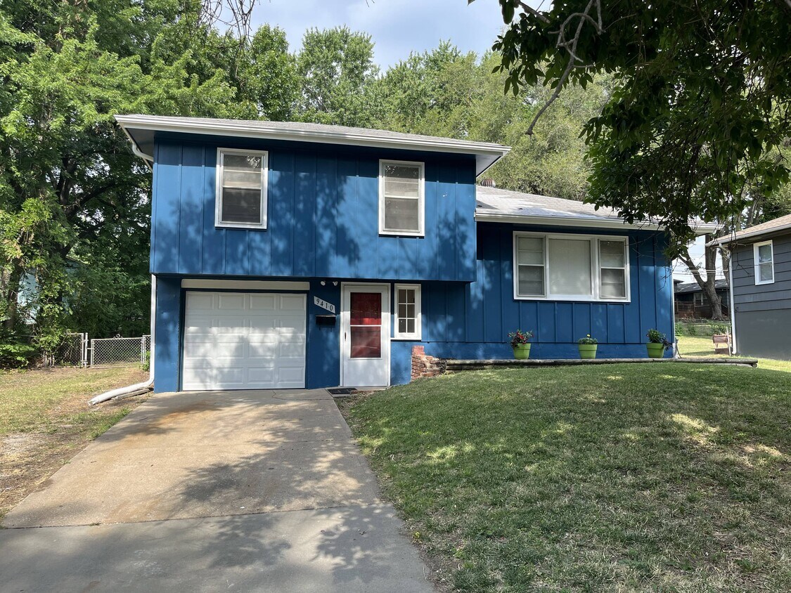 Primary Photo - 9410 Fairwood Dr