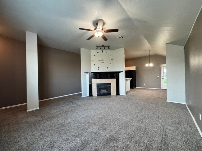 Building Photo - 4 Bedroom Home in Moore