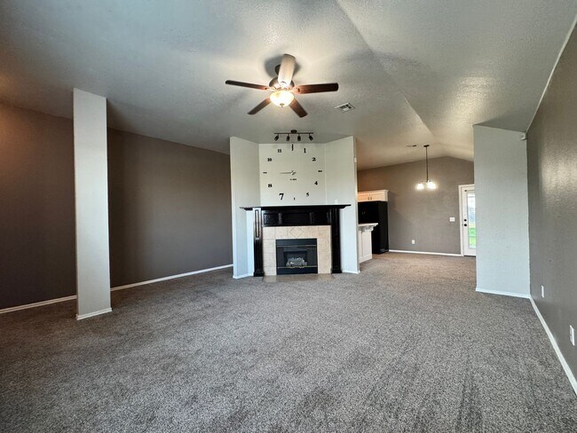 Foto del edificio - 4 Bedroom Home in Moore