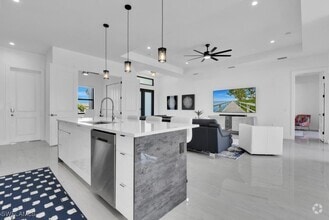 Building Photo - 4615 SW 18th Ave