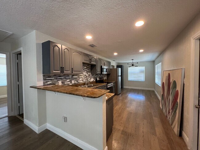 Building Photo - 3 Bedroom 1 1/2 Bath Fort Pierce
