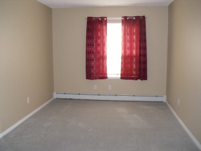 Building Photo - 2 Bed 2 Bath Unit in Edmonton, AB