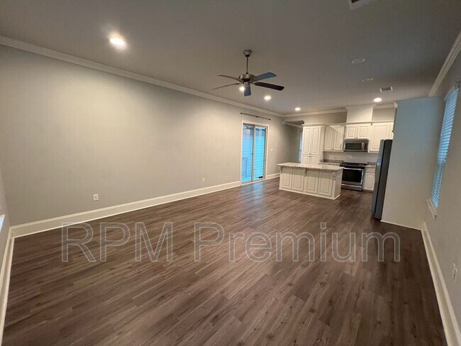 Foto del edificio - 2353 Orpine Ave