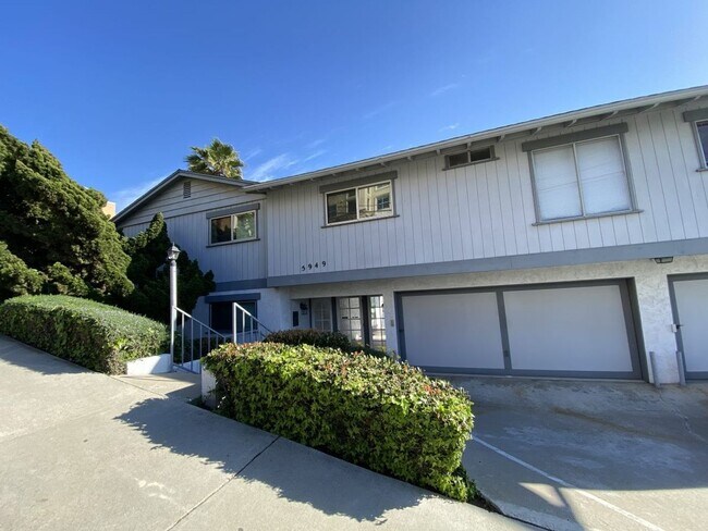 Foto del edificio - Gorgeous views from this Linda Vista Condo!