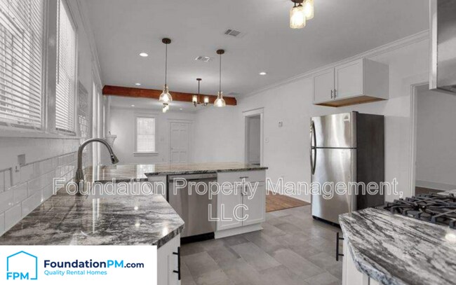 Building Photo - 930 N Evergreen St