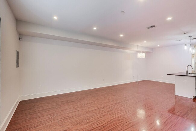 Foto del edificio - Welcome to Unit 202 at the Arboretum Condo...
