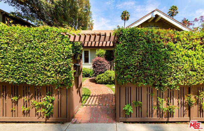 Foto del edificio - 1612 N Sierra Bonita Ave