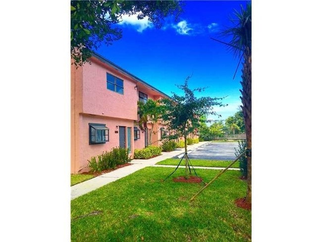 Building Photo - Sandy Hills