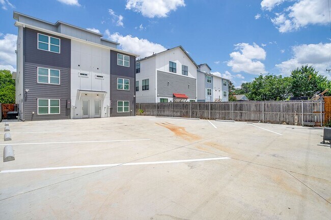 Foto del edificio - 3214 Forest Park Blvd
