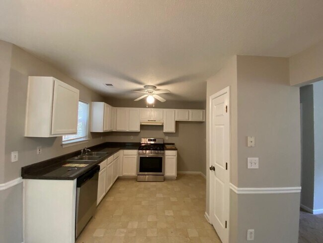 Building Photo - 553 Wren Walk