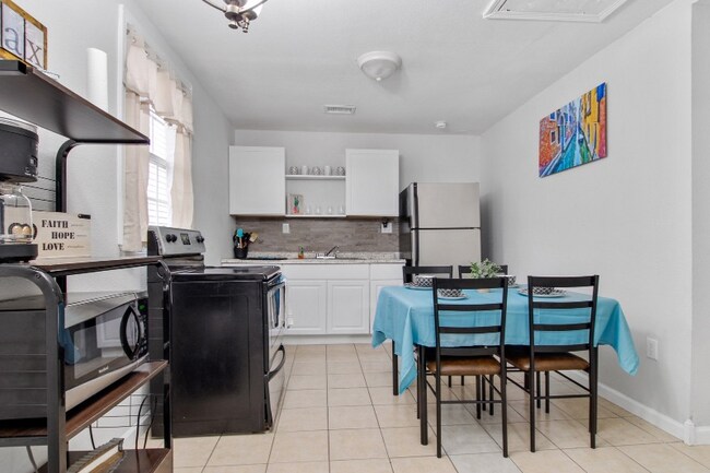 Foto del edificio - 2219 Almonaster Ave