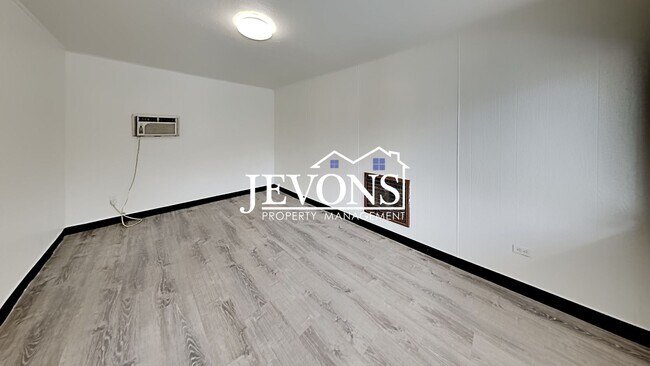 Foto del edificio - Embrace the cozy charms of this single-family home in Yakima's heart