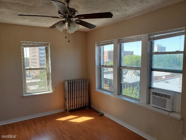 Foto del edificio - 910 W Lawrence Ave
