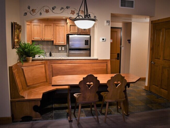 Building Photo - Villa 3050 1 Bed 1 Bath Full Kitchen
