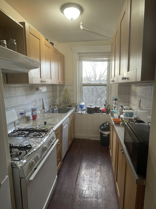 Building Photo - 2BR 1Bth unit. Heat/Hot Water included. Great location!