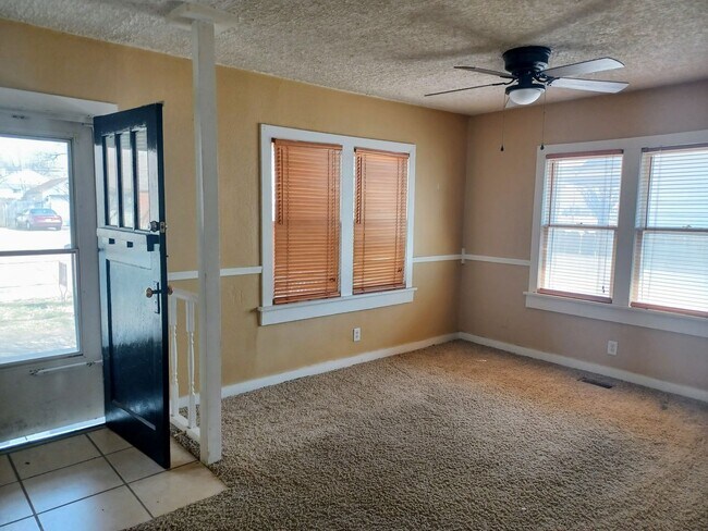 Building Photo - Cute 2 bedroom, 1 bathroom home on Southeast side