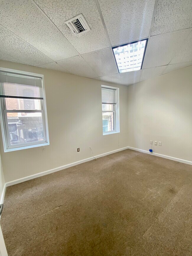 Building Photo - 106 Bedford St