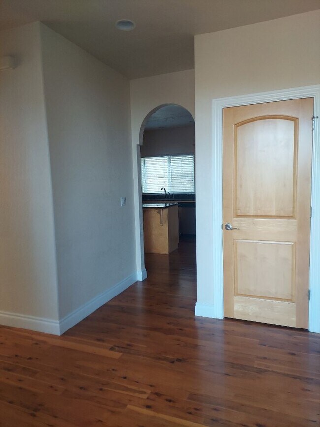 Building Photo - Hard to find GORGEOUS 5 bedroom, 2.5 bath ...